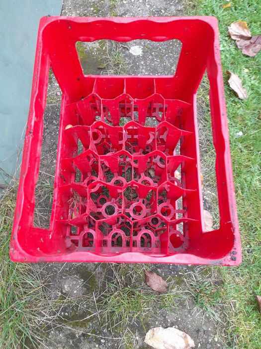 Sprzedam 2 czerwone skrzynki Coca Cola.