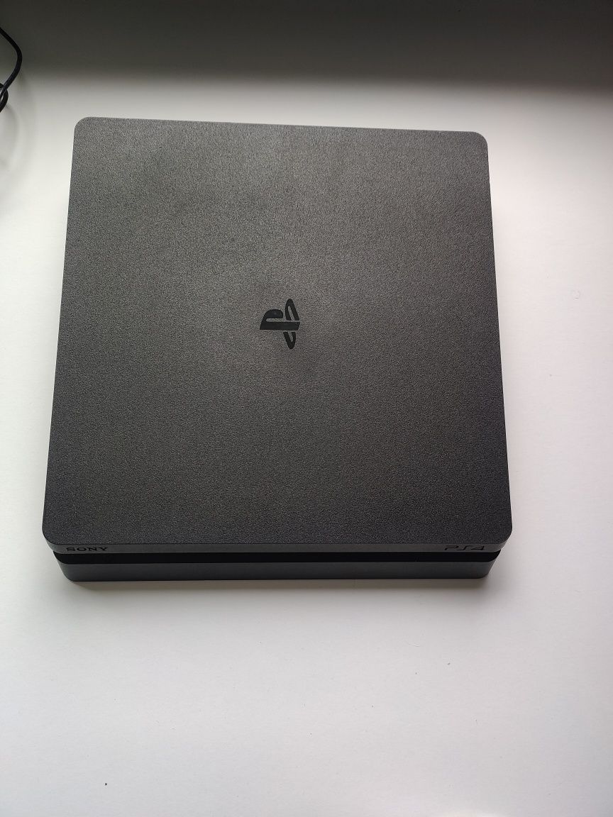 Ps4 slim 1tb z kontrolerem i stacją ładującą na dwa kontrolery