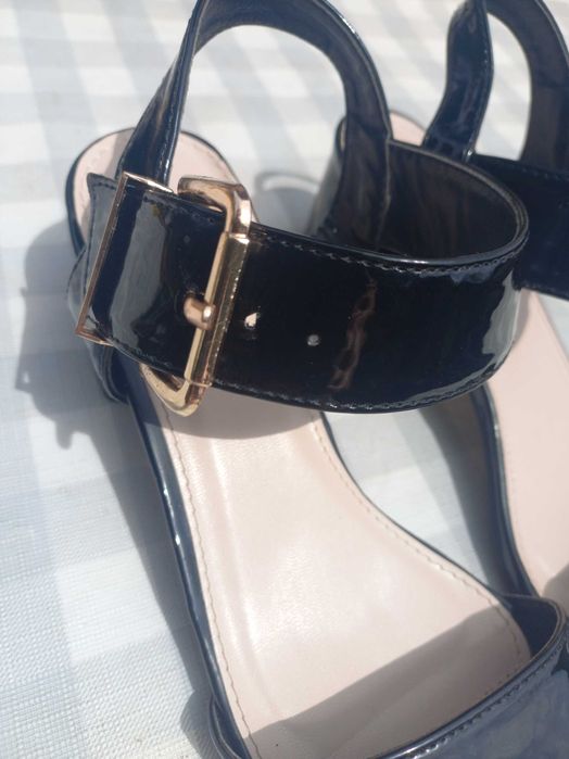 Sandálias muito elegantes pretas