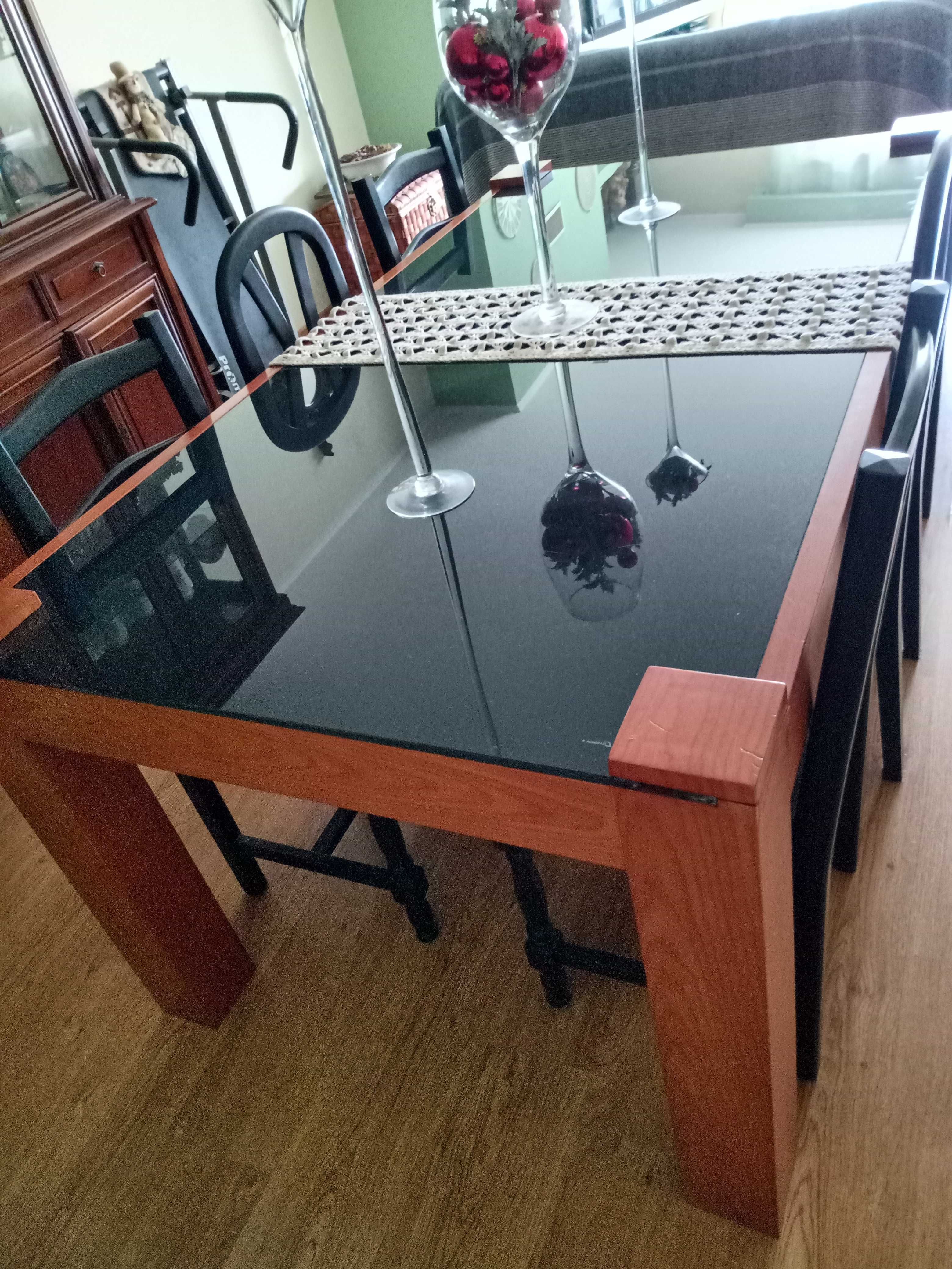 Mesa de jantar em vidro lacado e cerejeira 1.00m x 1.90m, 290€.