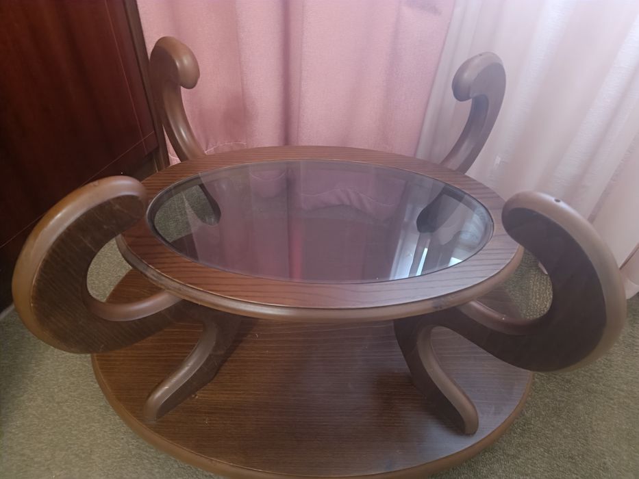 Столик на колесах скло