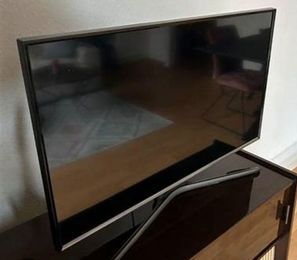 Samsung ue32j5550su stan idealny, wieszak i oswietlenie tylnie LED