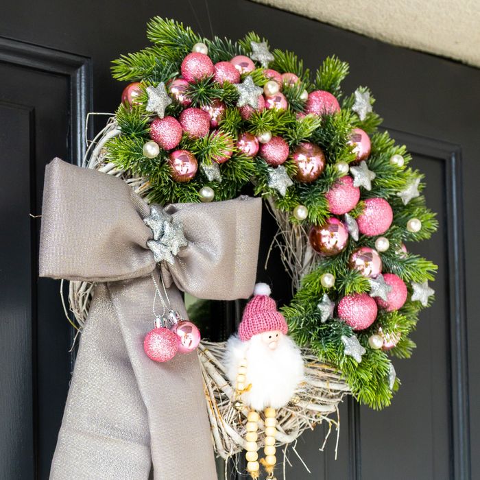 Świąteczny wianek w odcieniach różu i srebra