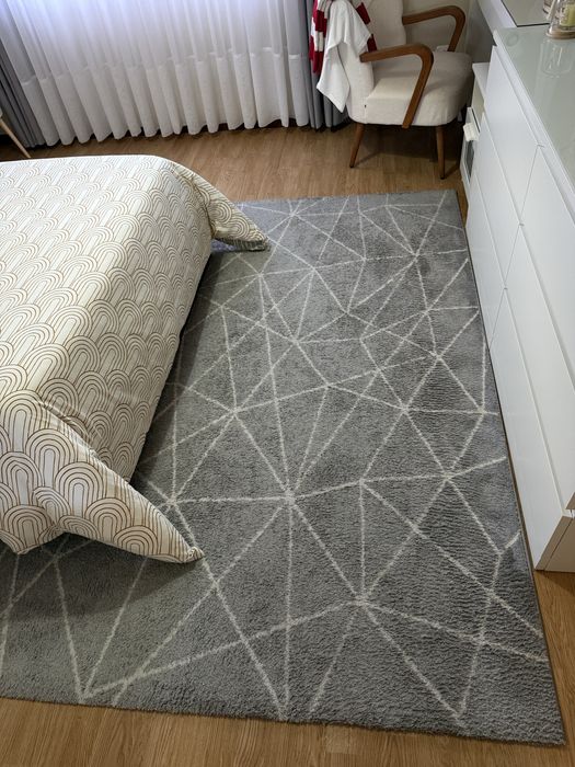 Vendo tapete cinza com riscas brancas