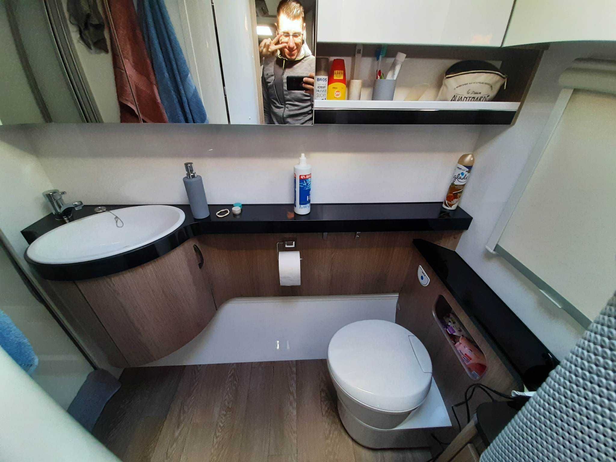 Wynajem przyczepy kempingowej Hobby 560 Prestige WFU. Duża łazienka