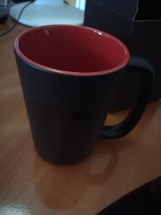 Caneca tesla preta com interior vermelha (Produto Oficial)
