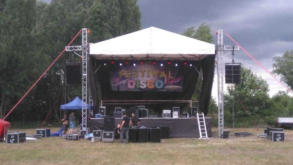 Scena 8m na 6m. słupy wysokość 7m, dach 9m na 7m