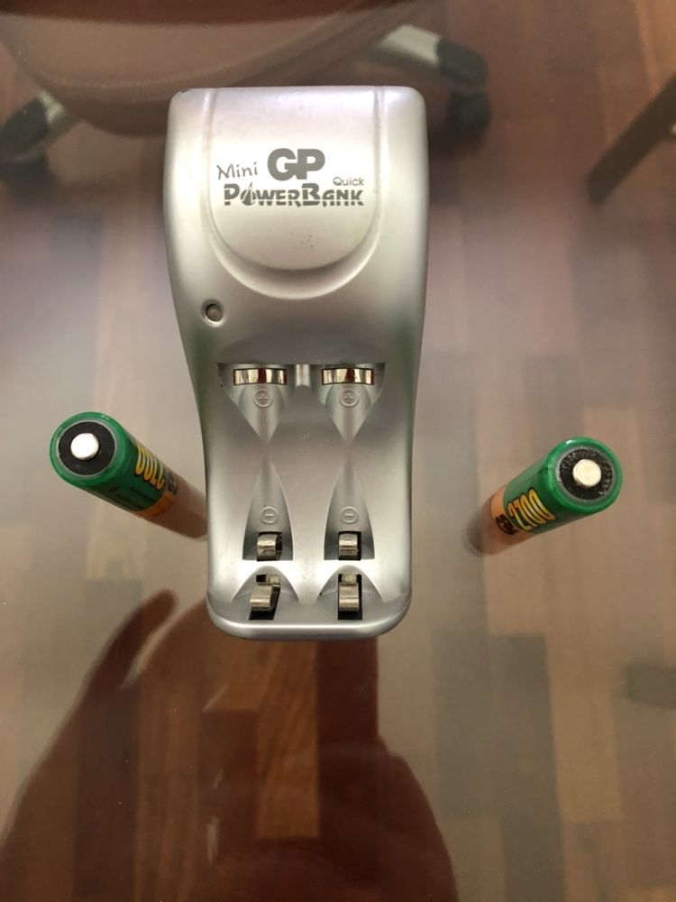 Carregador de pilhas com 2 pilhas AA