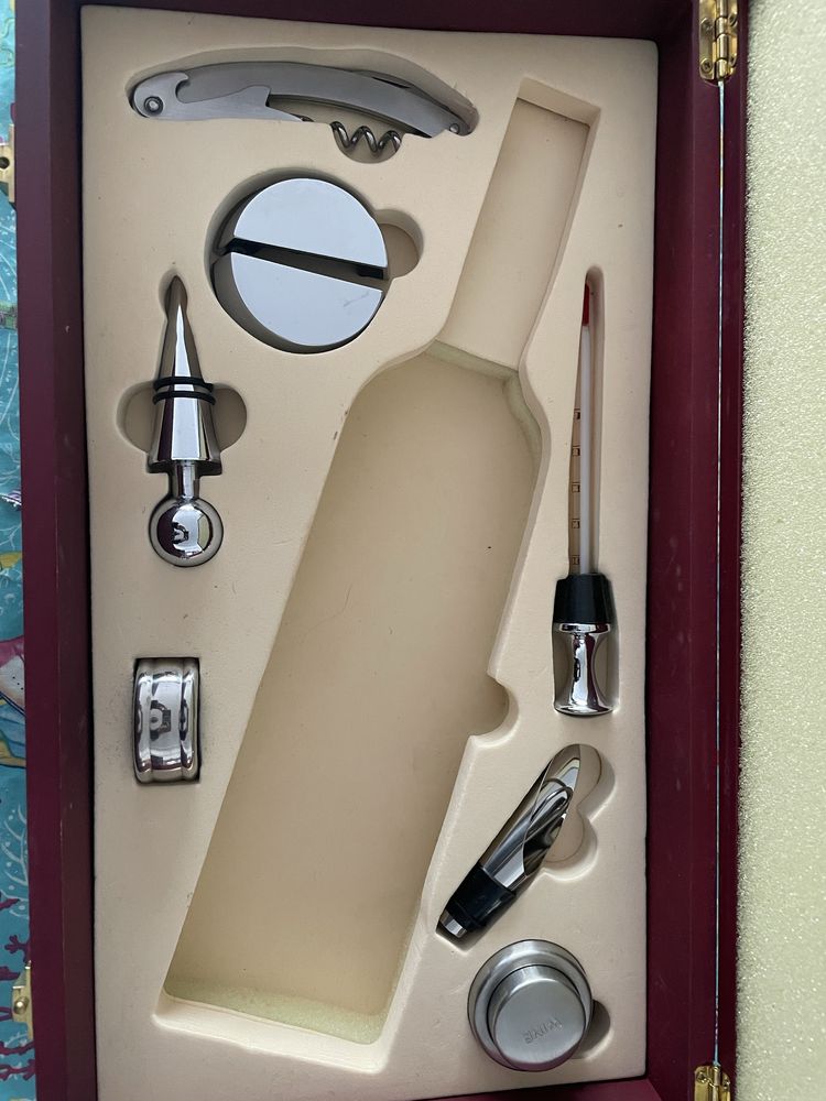 Caixa com acessorios de vinho