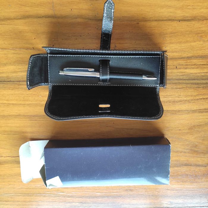 Esferográfica com estojo