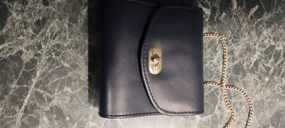 Mała torebka na łańcuszku