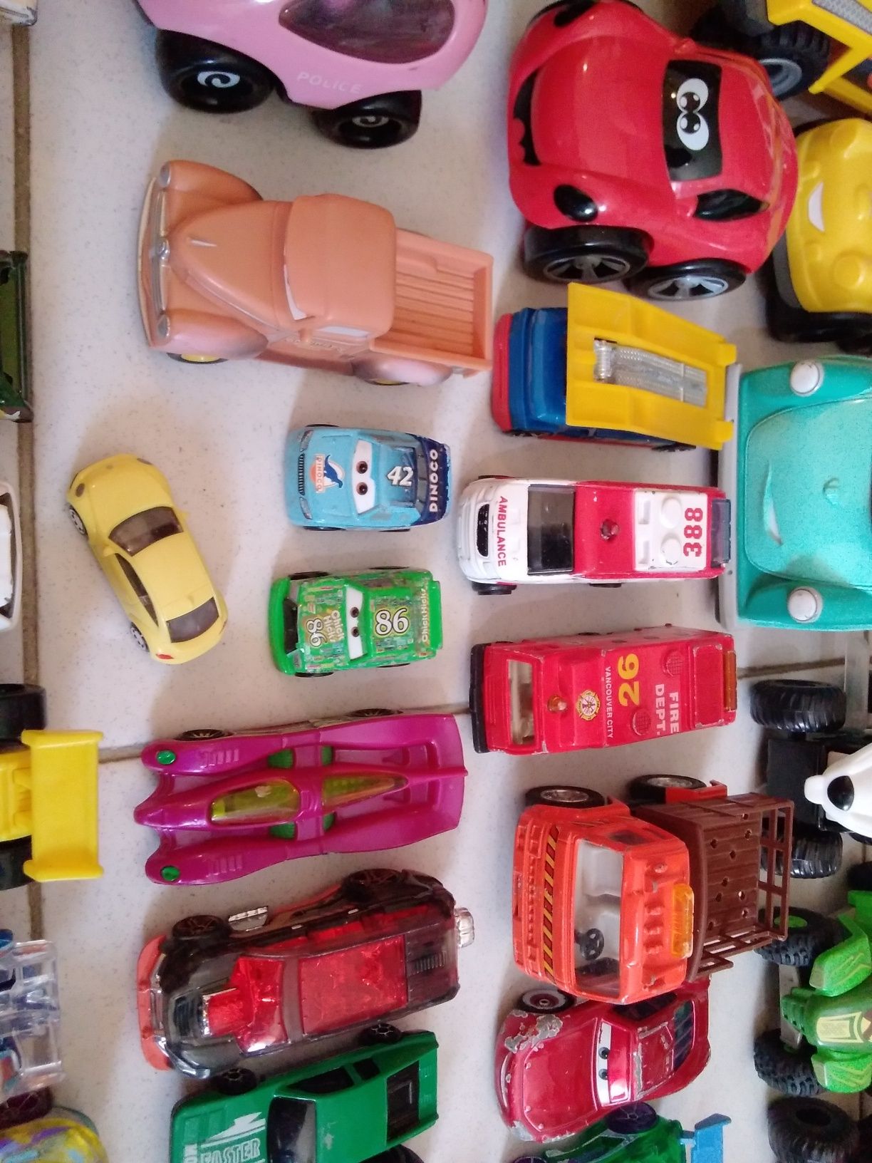 Conjunto 50 carros, vendo apenas em pack. Tudo 20€ preço fixo.