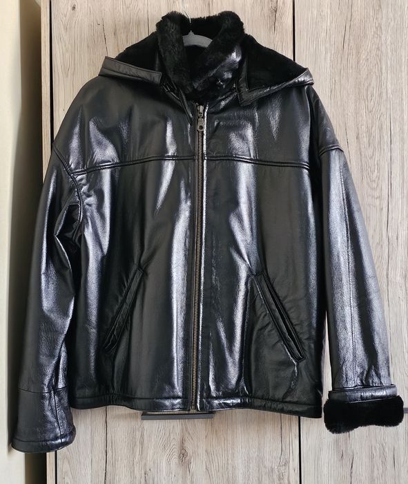 Czarna kurtka skórzana z kożuszkiem i kapturem