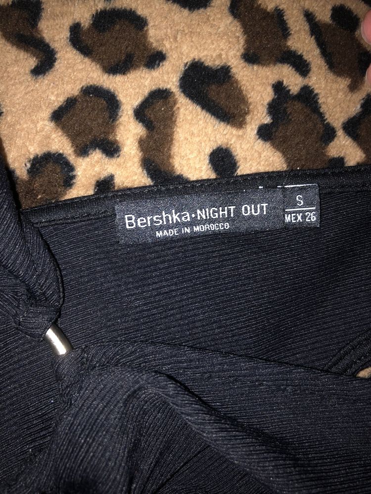 Bodysuit preto com alças almofadadas da Bershka como novo tamanho S.