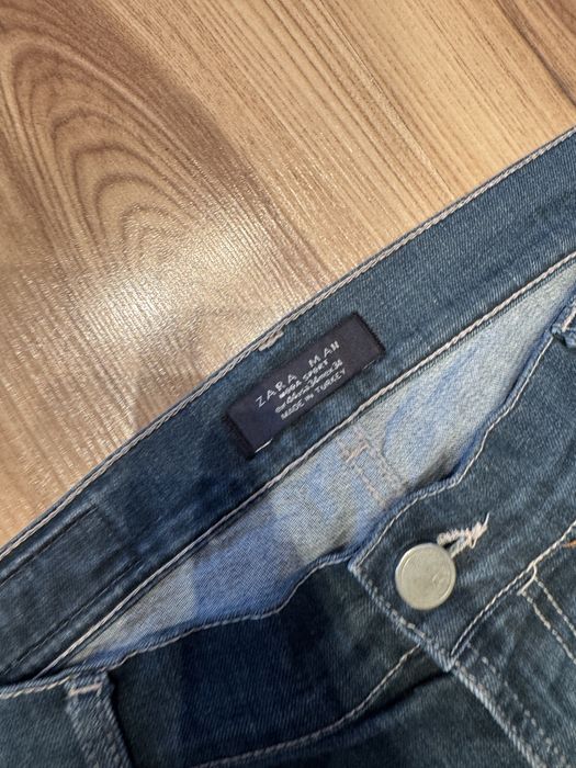 niebieskie długie dżinsy