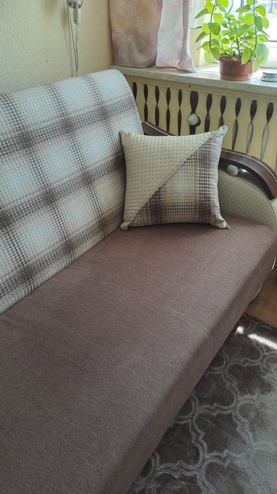 Kanapa rozkładana z pojemnikiem.