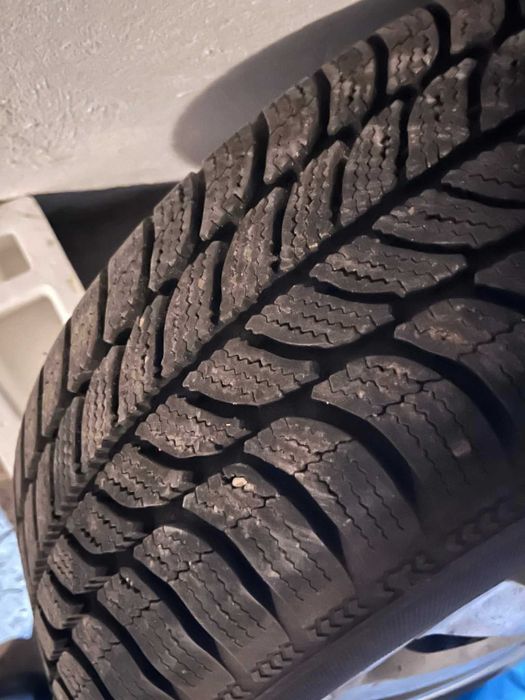 Felgi z oponami i kołpaki Audi