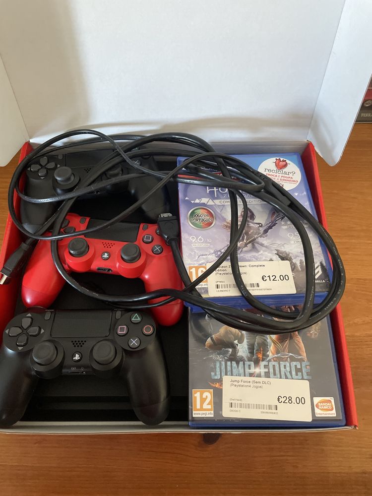Ps4 modelo slim usada mas em ótimo estado com 3 comandos e 4 jogos.