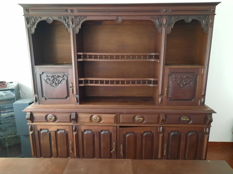 Mobília de sala composta por mesa cadeiras e móvel