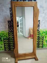 Espelho de pé em madeira maciça 250€