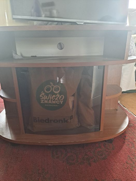Stolik pod telewizor ze szybą