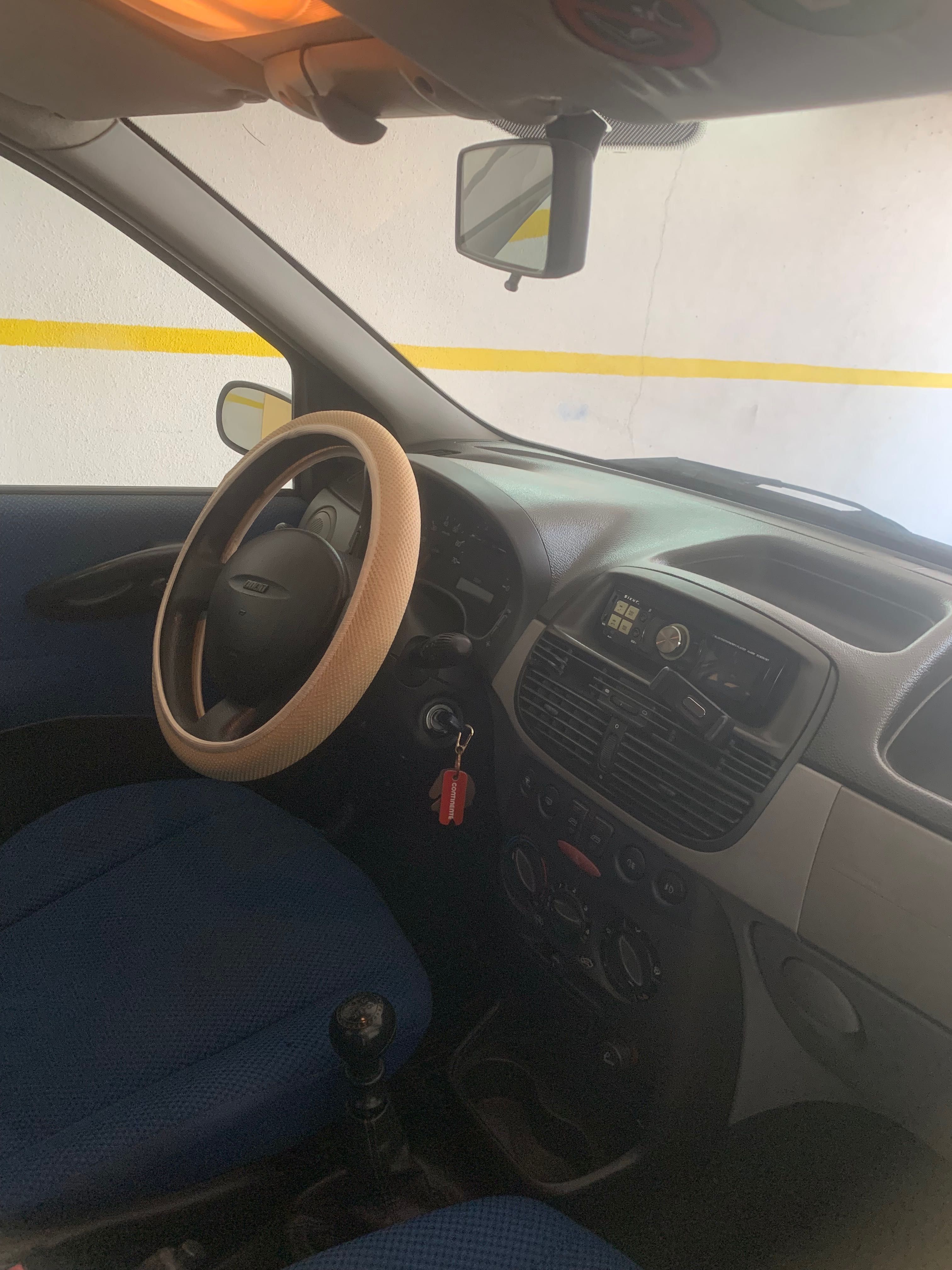 Fiat Punto cinzento