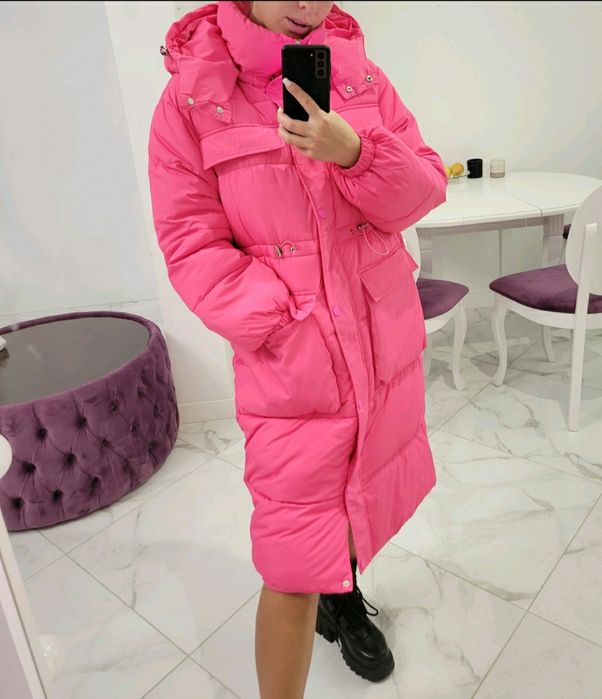 Пуховик пальто рожевого кольору.