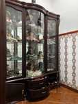 Vitrine em Madeira com Portas e Prateleiras de Vidro
