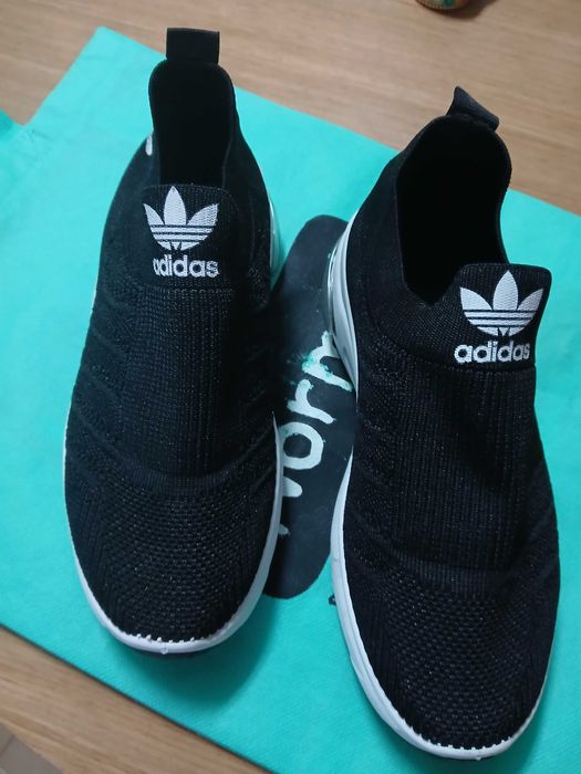 Sapatilhas pretas Adidas, sem cordões (n38)