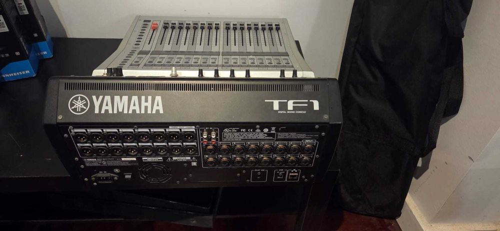 COMBO Mesa de mistura YAMAHA TF-1 + 4Mics SHURE E SENHEISER + 8 tripés