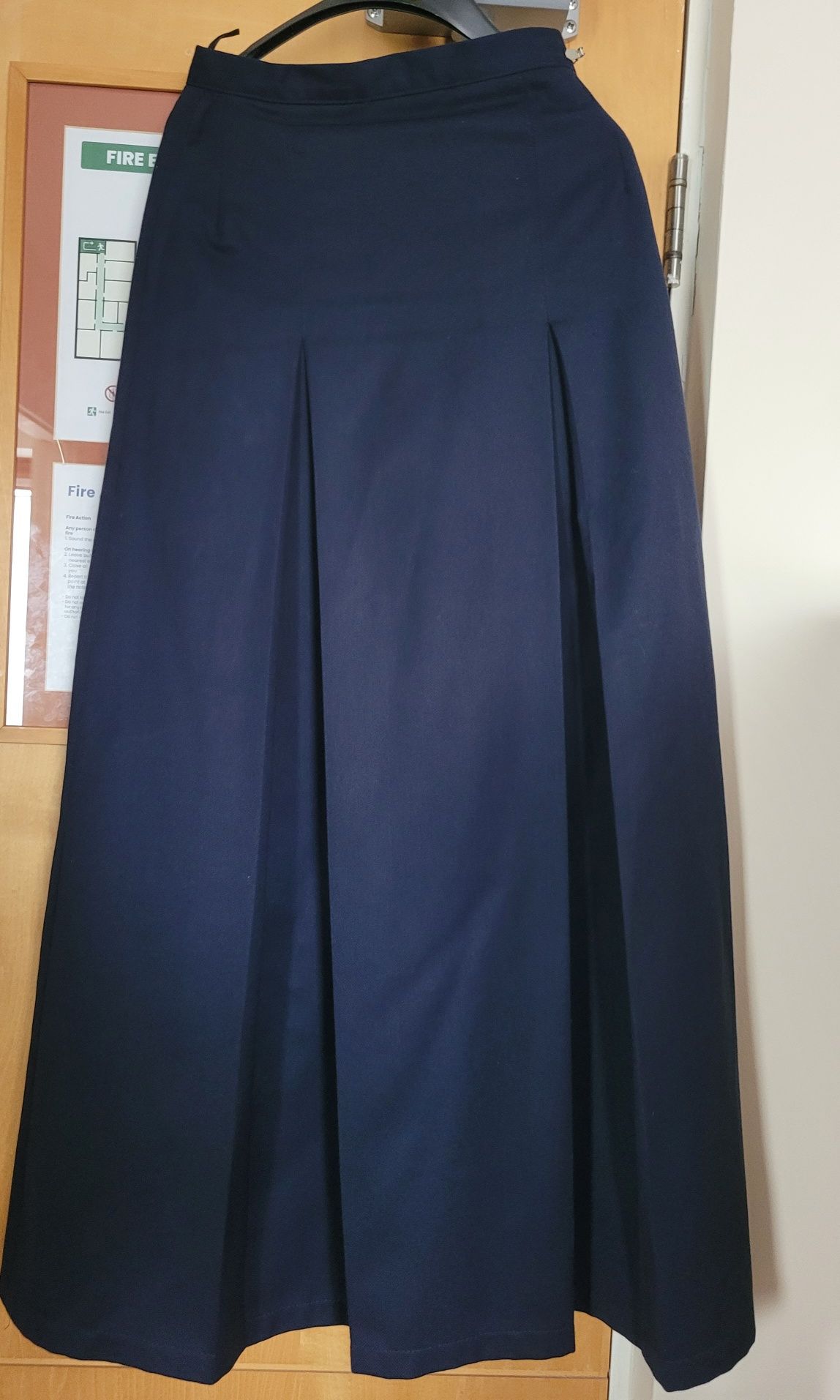 юбка в пол,довга 42 розмір , з Ірландії  купувала для доньки в школу