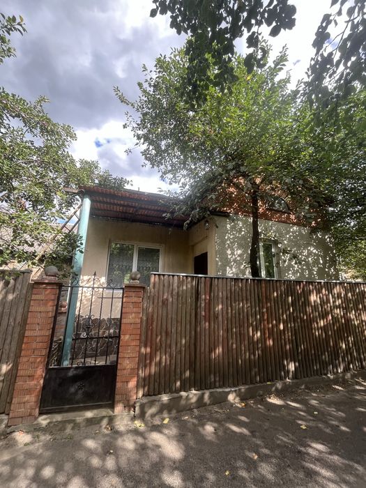 Продаж житлового будинку з великою ділянкою у центрі Куликова!