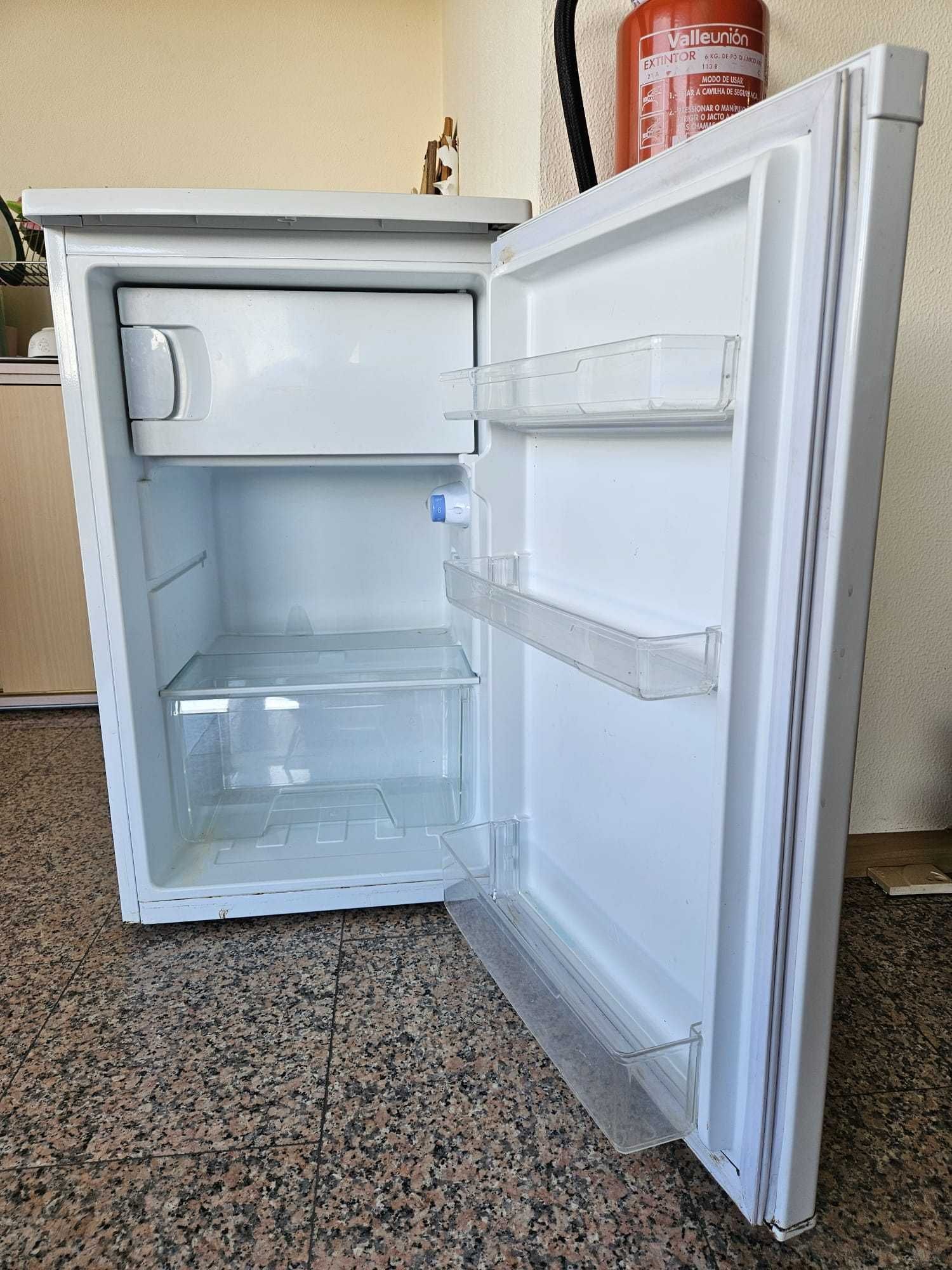 Frigorífico p peças -   COM DEFEITO - não esfria,  tem que arranjar