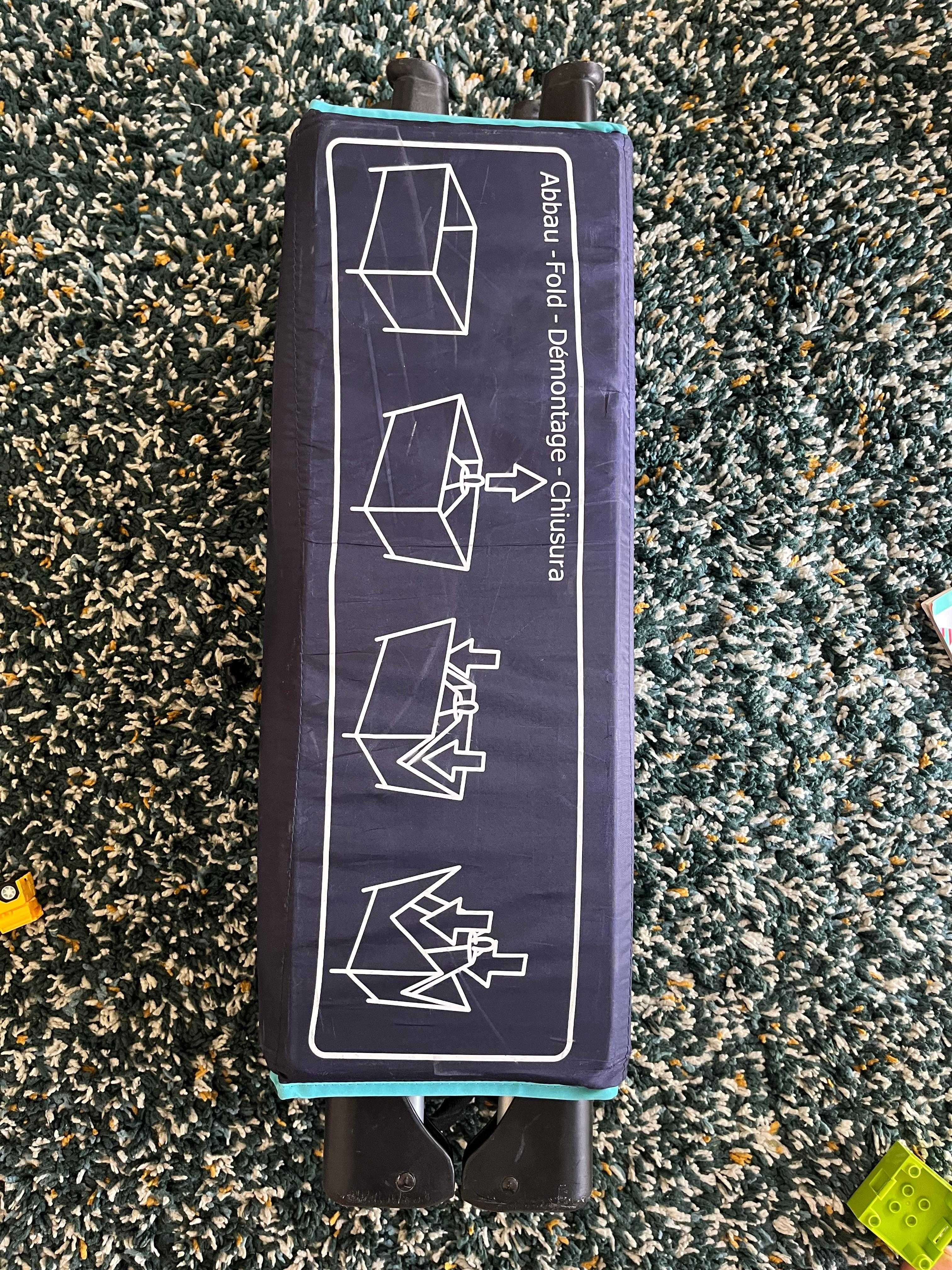 berço de viagem para criança pequena