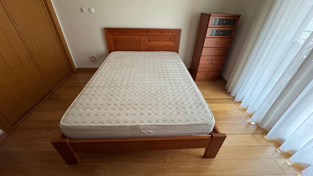 Cama casal com estrado