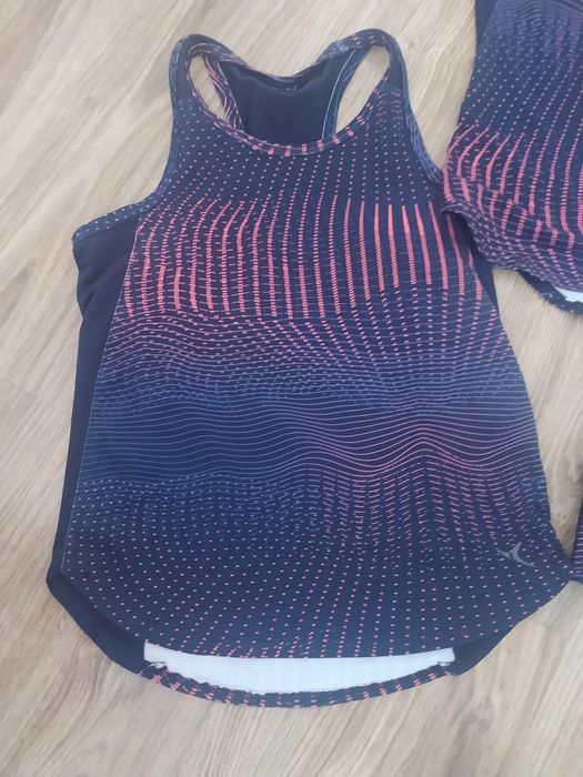 Zestaw sportowy 2 koszulki spodnie 3/4 top decathlon 128-134