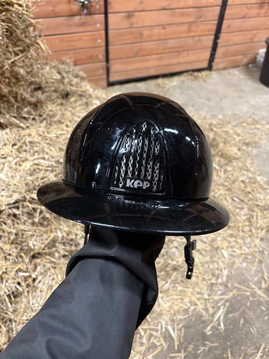 Czarny kask kep smart