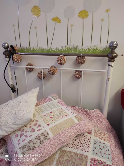 Cama de ferro branca individual