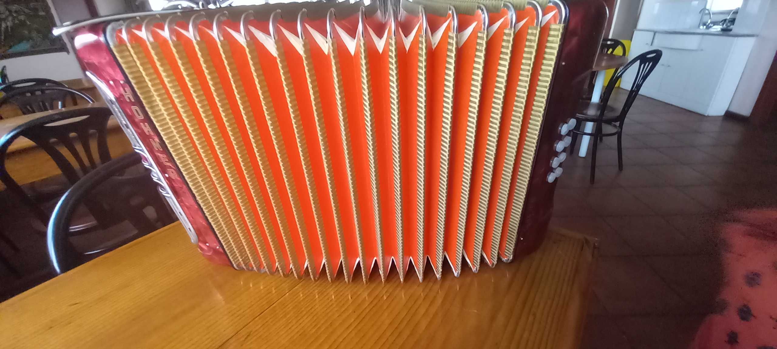 Concertina honner