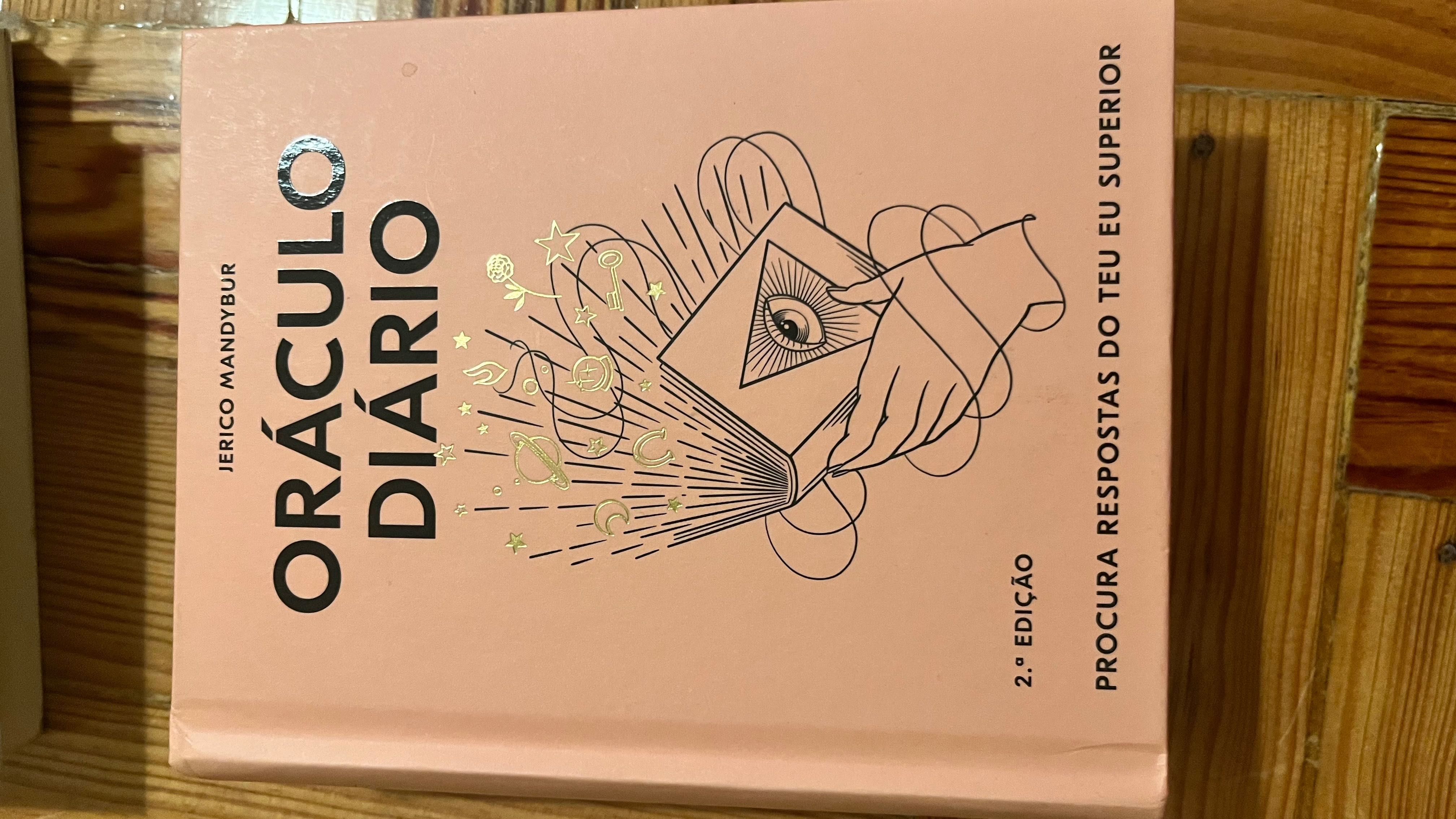 Vendo vários livros de astrologia e tarot e dois baralhos de tarot.