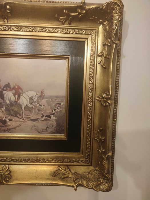 Quadro com moldura em folha de ouro e gravura com caçada