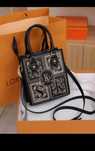 Bolsa quadrada Mini Letra Bordada Alça Dupla