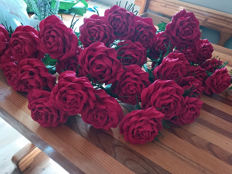 Kwiaty  z krepiny 60 szt