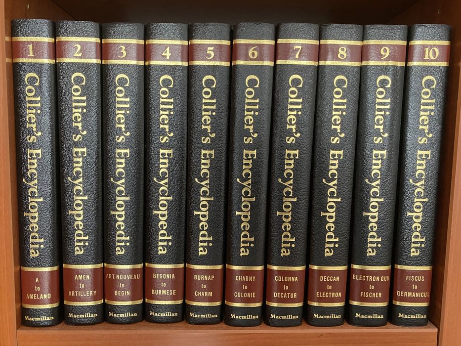 Coleção Collier’s Encyclopedia, Year Book e Dictionary