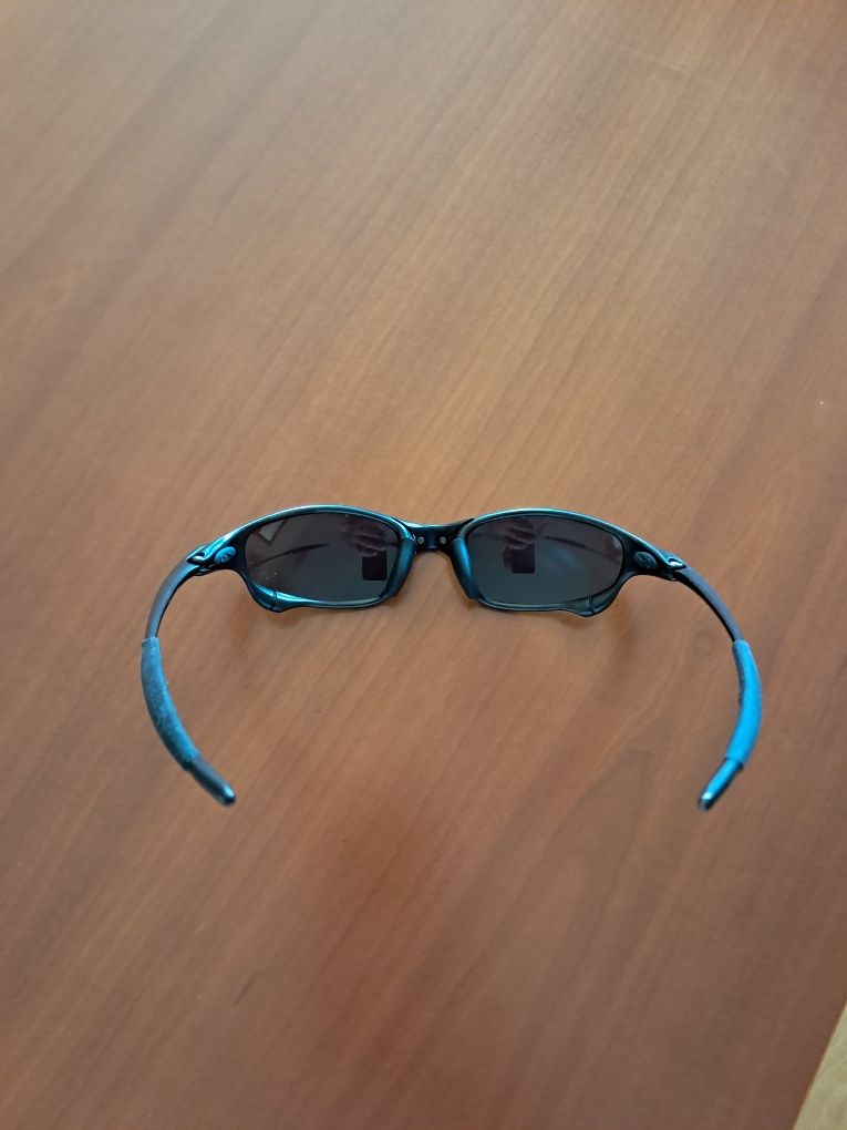 Óculos de sol Oakley.