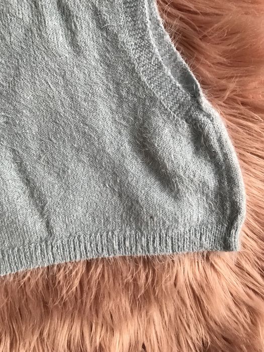 Krótki sweterek bezrękawnik crop top z wisienkami