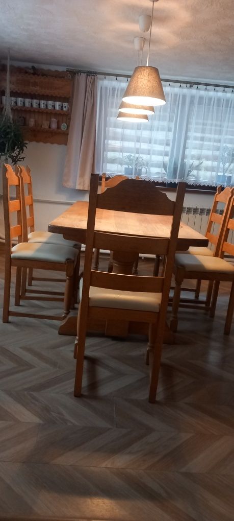 Stół dębowy z krzesłami