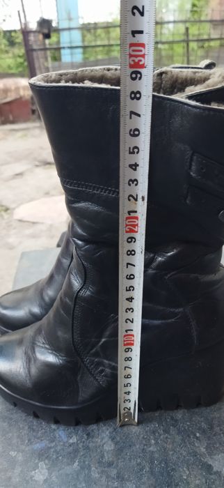 Продам жіночі зимові ботінки в чудовому стані