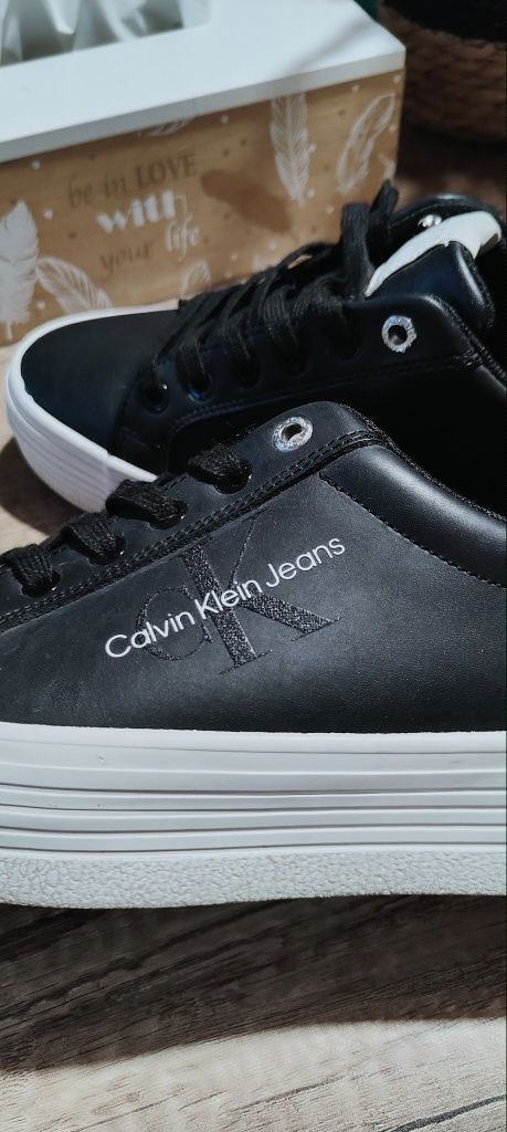 Sneakersy CK z brokatowymi elementami  39