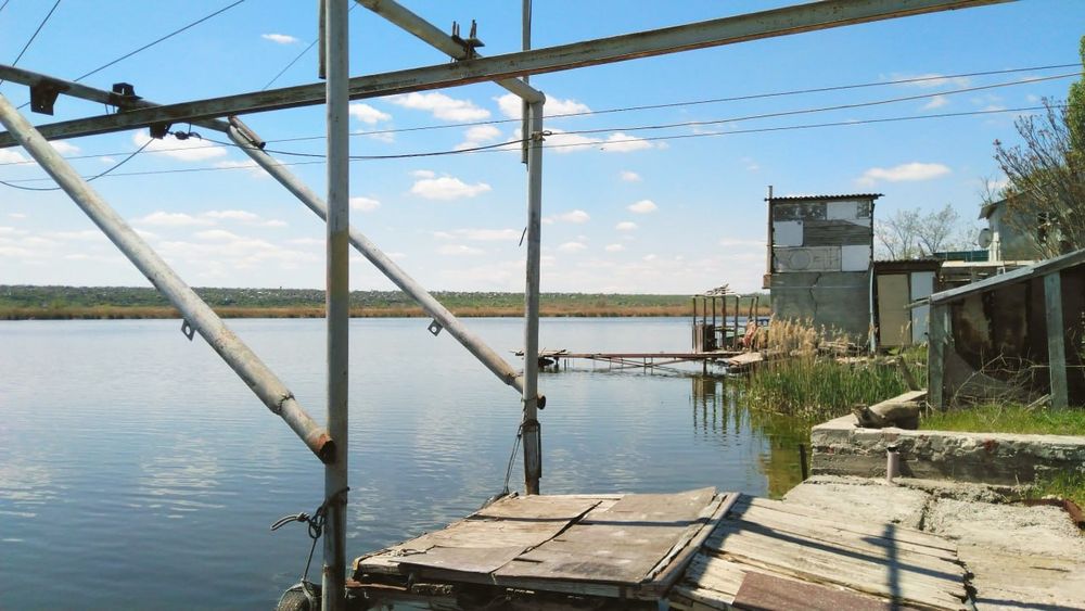 Продается 2 места на 5 Причале у самой воды.
